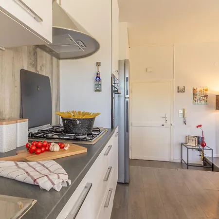 Apartment Elegant One-bedroom 500mt From The Fair